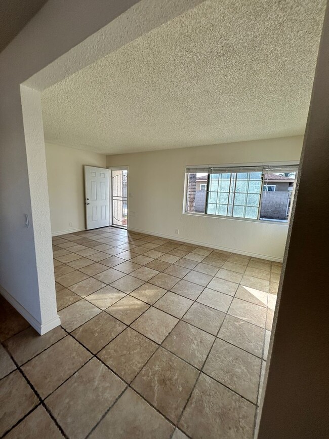 Building Photo - Fully Remodeled Front Duplex in a Prime Lo...