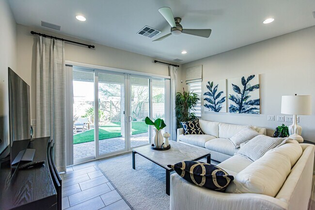 Building Photo - One Story Model Home