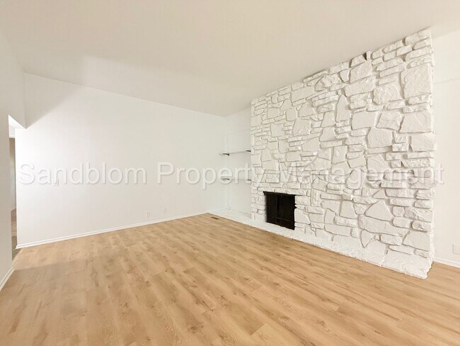 Building Photo - For Lease | South Tulsa Duplex | Available Now!