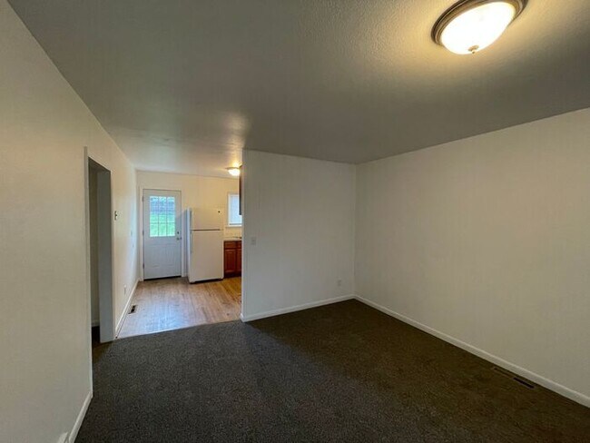 Building Photo - 2 Bedroom, 1 Bath Ranch Style Duplex with ...