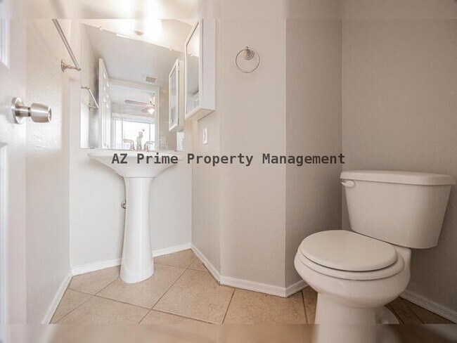 Building Photo - 1055 W 5th St