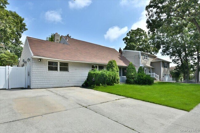 Building Photo - 257 Maple St