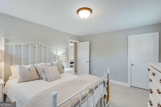 Building Photo - 131 Village Dr