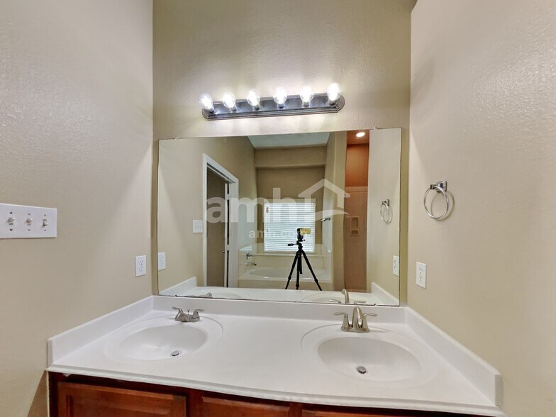 Building Photo - 113 Heritage Oaks Dr