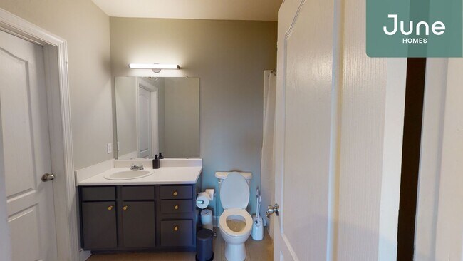 Building Photo - Queen room in 4-bed/4.0-bath Home
