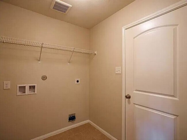 Building Photo - 976 Lake View Cir W