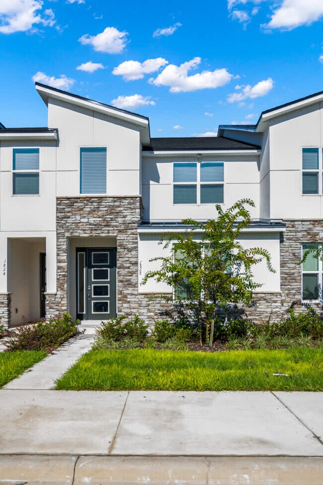 Building Photo - 1828 Tropical Palms Cir