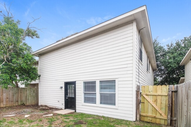 Building Photo - 6402 Mountain Pines Ln