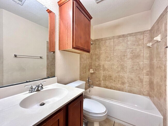 Building Photo - Beautiful & Spacious 3BR/2.5BA One-Level H...