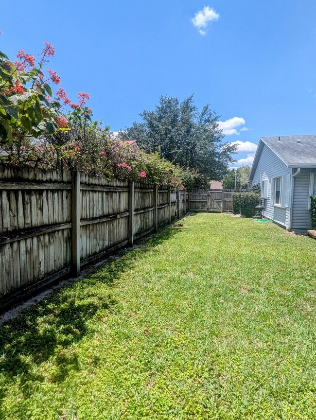 Building Photo - 1352 Riverside Cir