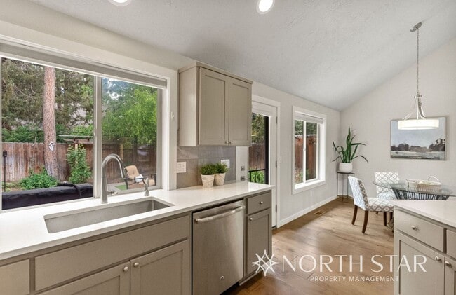 Building Photo - Modern and Spacious 3 bed/2 bath