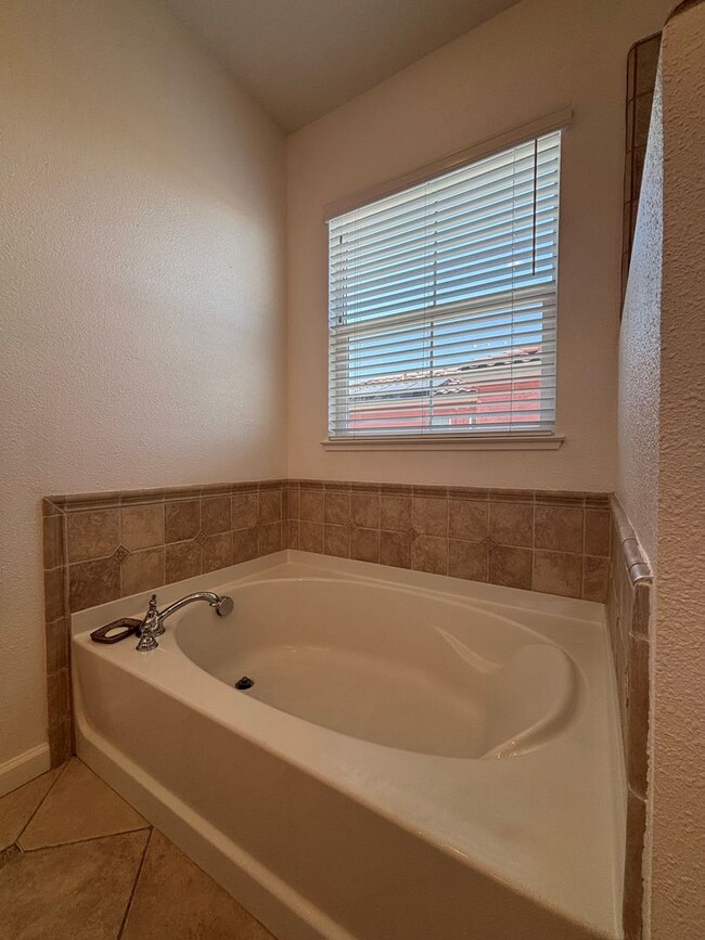 Building Photo - Gorgeous 4 Bed, 3 Bath in Brentwood with S...