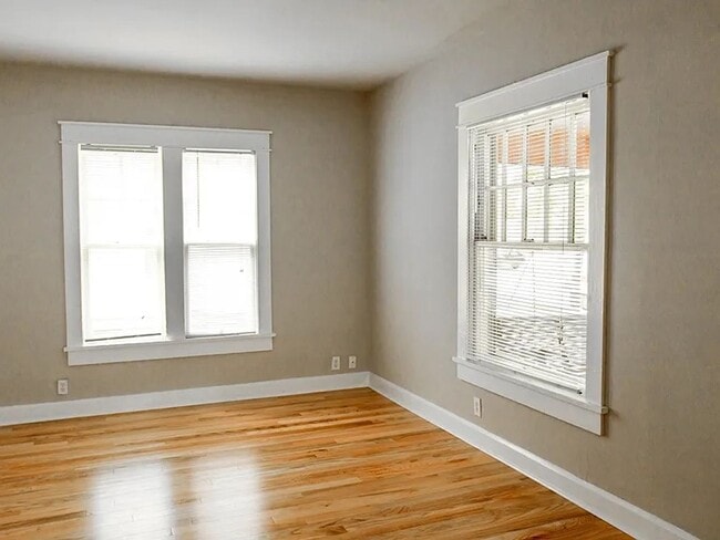 Building Photo - 5 Bedroom - Close to campus!