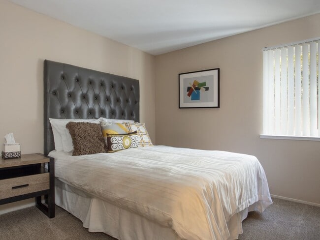 Building Photo - Acacia Apartments (03/26)