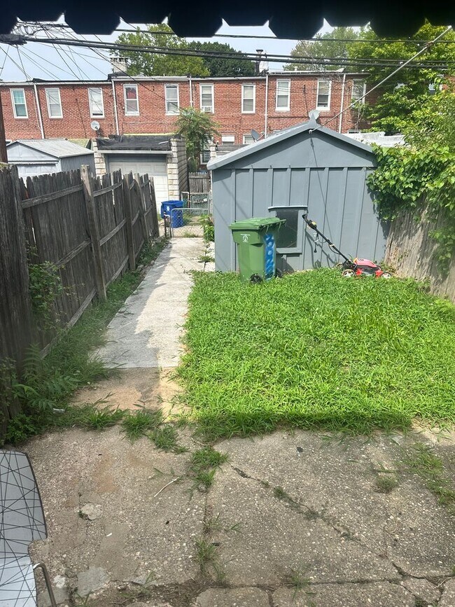 Building Photo - Spacious Rooms! Finished Basement! W/D! Available Now!