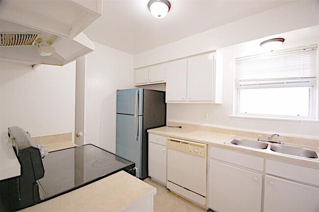 Building Photo - 5704 Edgemoor Dr