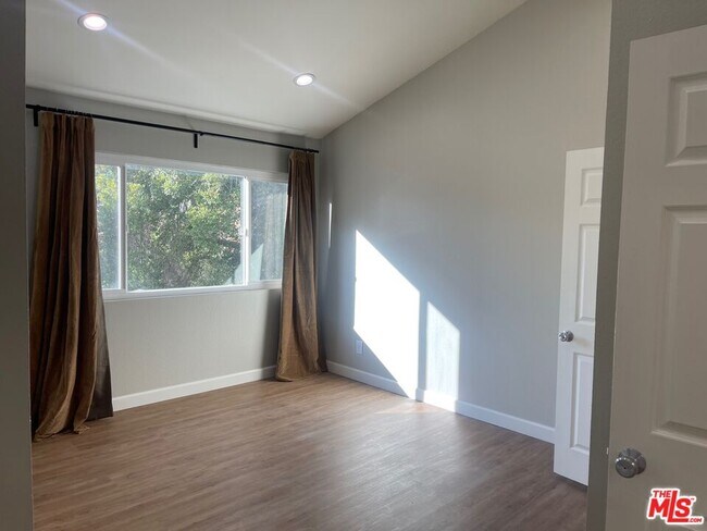 Building Photo - 7327 Willoughby Ave