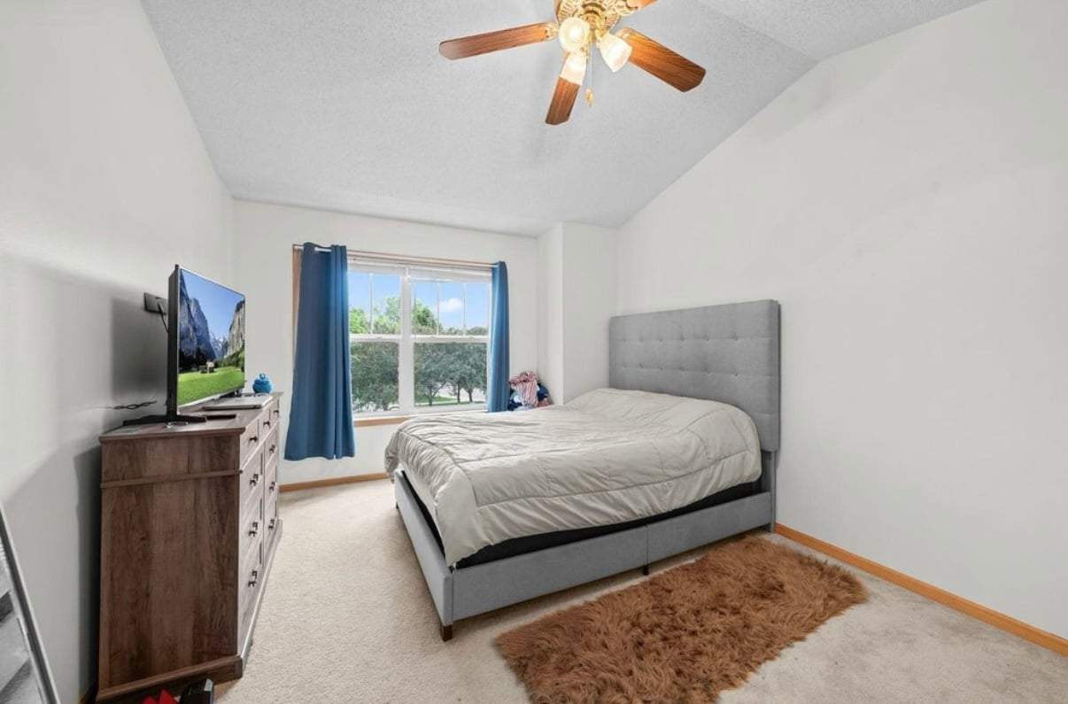 Master bedroom - 9616 Linden Ln N