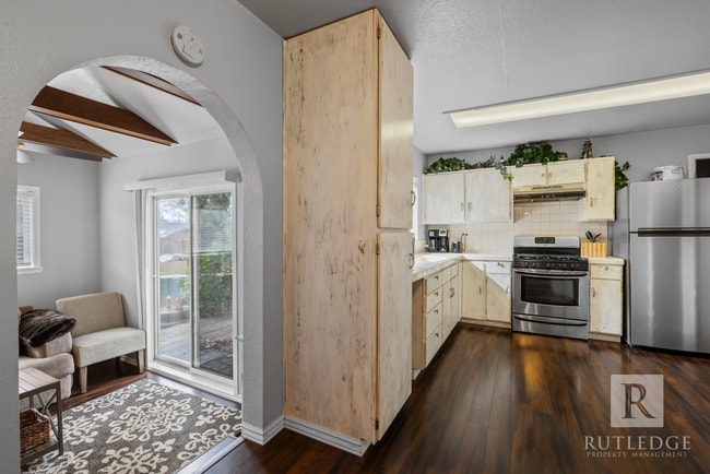 Building Photo - FULLY FURNISHED, Charming Short Term Rental!