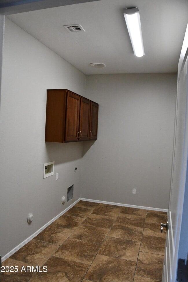 Building Photo - 2219 W Spur Dr