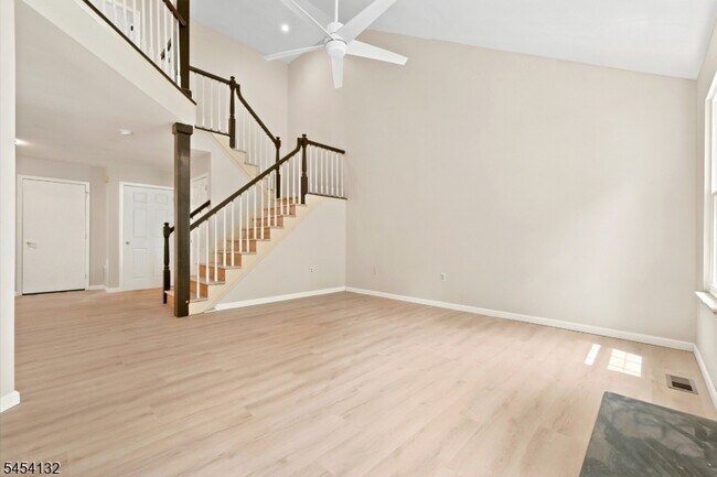Building Photo - 703 Porter Way W