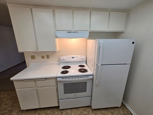 Building Photo - Freshly Painted 1-Bedroom Condo with Covered Parking