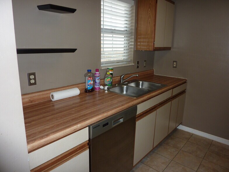 Building Photo - 8875 Flamingo Ct