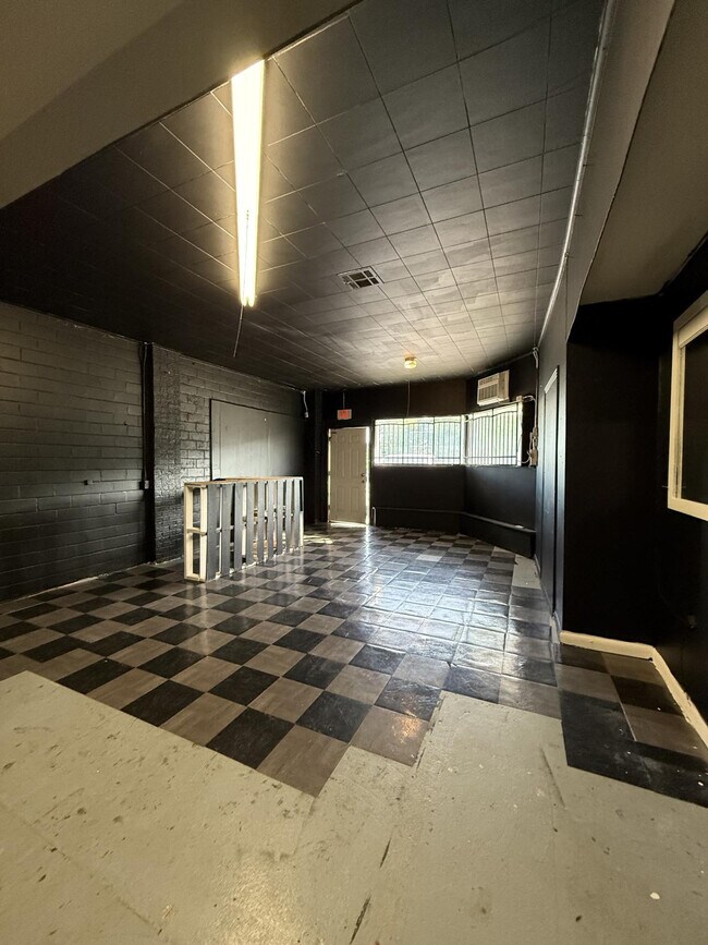 Building Photo - 1302 N Raguet St