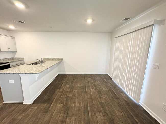 Building Photo - Charming 3-bedroom townhome ready to welcome a new family!