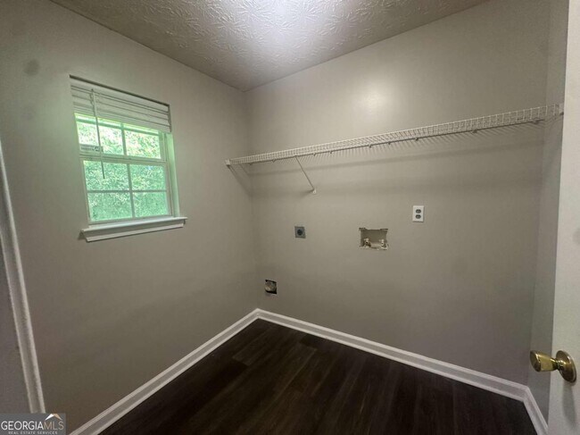 Building Photo - 7467 Petunia Dr
