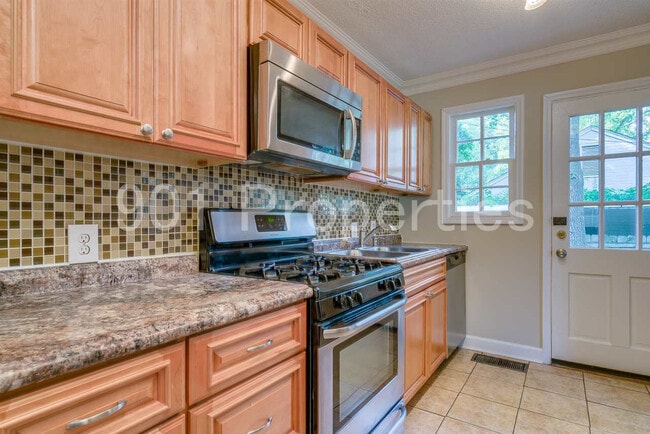 Building Photo - 81 S Larchmont Dr