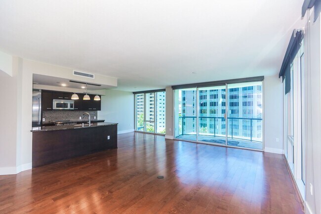 Building Photo - Allure Waikiki - 2 bedroom, 2 bath with 1 ...