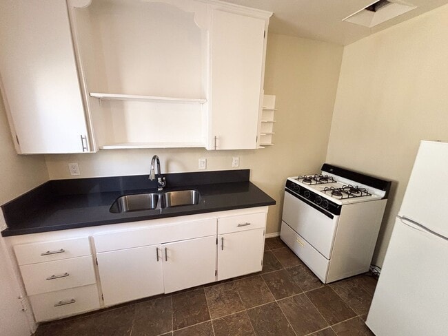 Interior Photo - 605 Kelton Ave