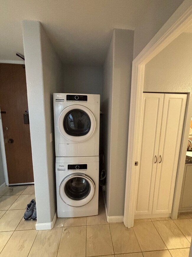 Building Photo - Fully Furnished One Bedroom Rental In Aiea