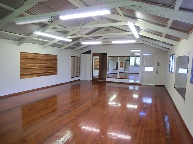 Building Photo - Right in the Heart of Manoa Valley - Fully...