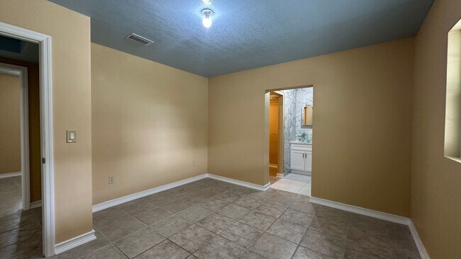 Building Photo - 261 W Caldwell St