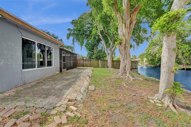 Building Photo - 924 N 30th Rd