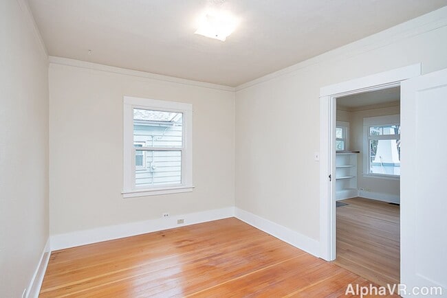 Building Photo - Stunning Main Floor Duplex in the Heart of...
