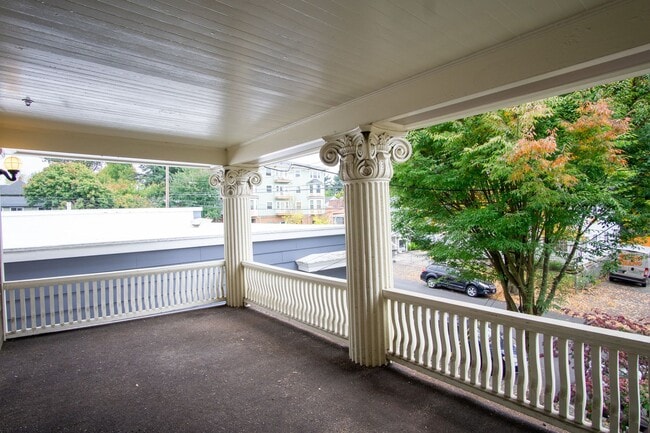 Building Photo - Gorgeous Top-Floor One-Bed with Amazing Balcony Space!