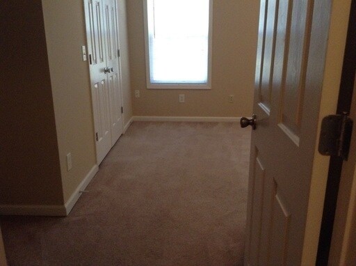 Building Photo - Available Now! 3 bed, 3 bath!