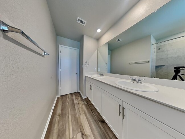 Building Photo - 5124 Saddle Clb Dr