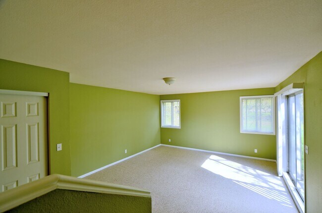 Building Photo - Live Comfortably in this conveniently located 3-Bedroom Home!