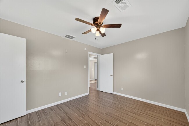 Building Photo - 5126 Denoron Dr