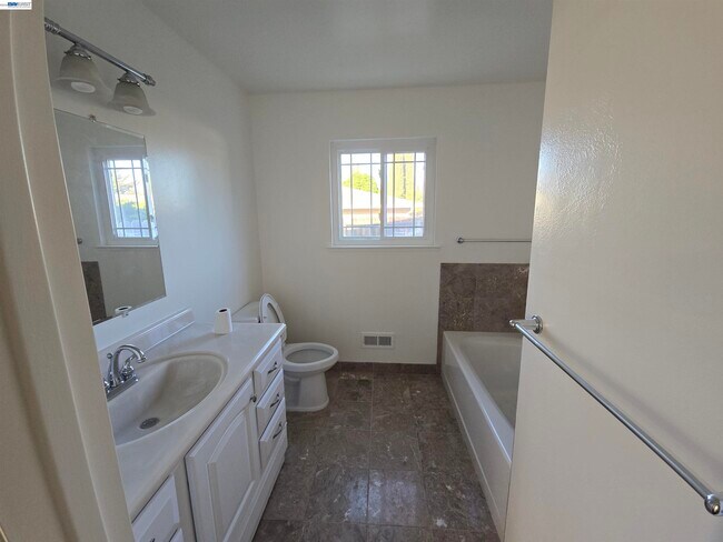 Building Photo - 34 Kingswood Dr