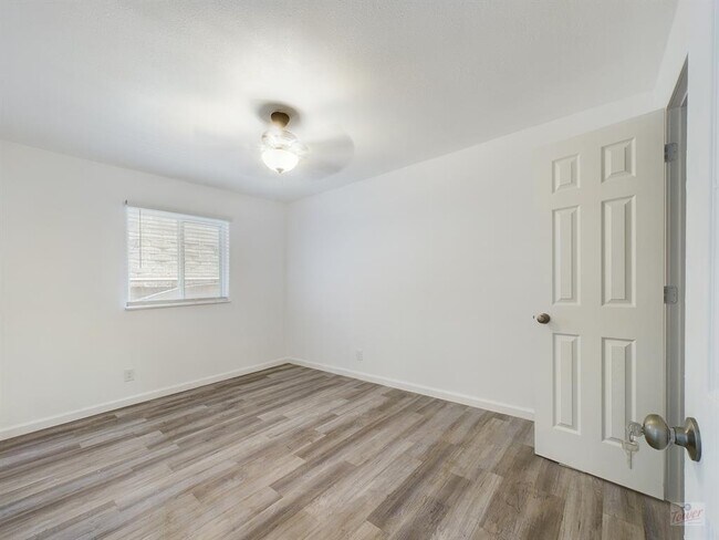 Building Photo - 2401 Manor Rd