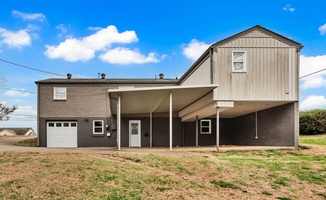 Building Photo - Great Location! Memorial Dr! Beautiful 3 Bedroom 2 Bath Ranch over Unfinished Basement!!