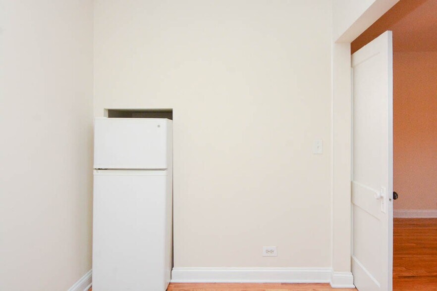 Building Photo - 545 W Wellington Ave