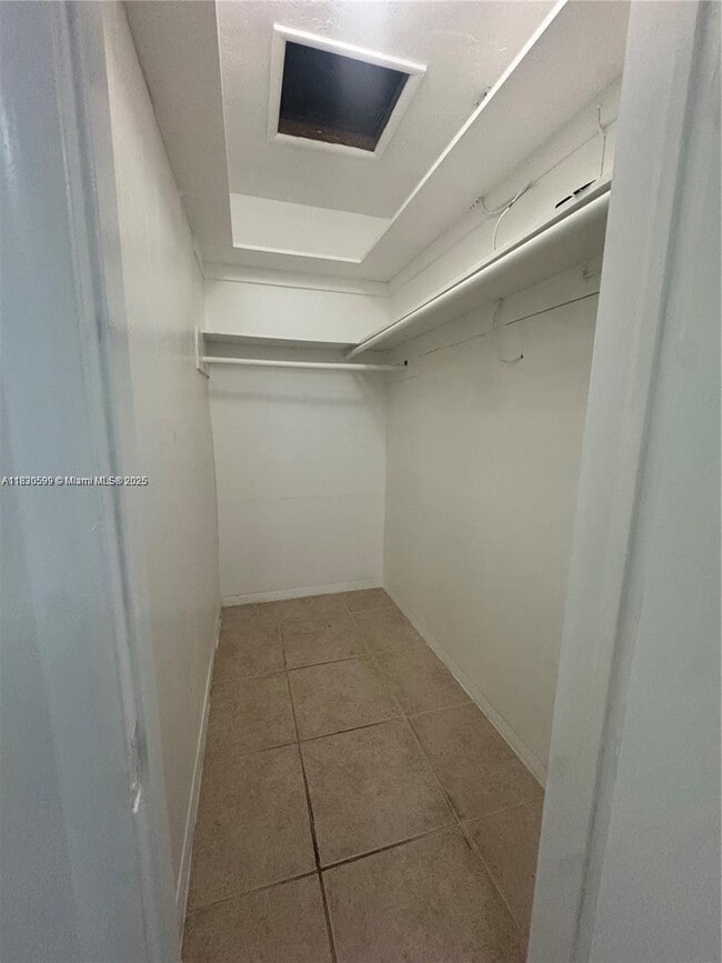 Building Photo - 539 W 40th Pl
