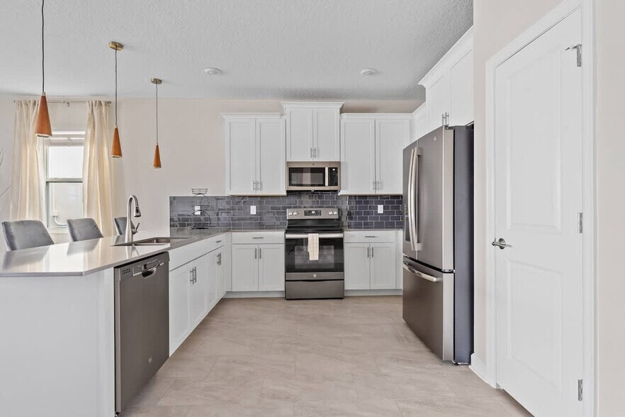 Building Photo - 2861 Bookmark Dr