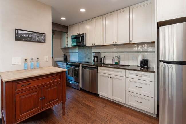 Building Photo - 1024 E Hopkins Ave